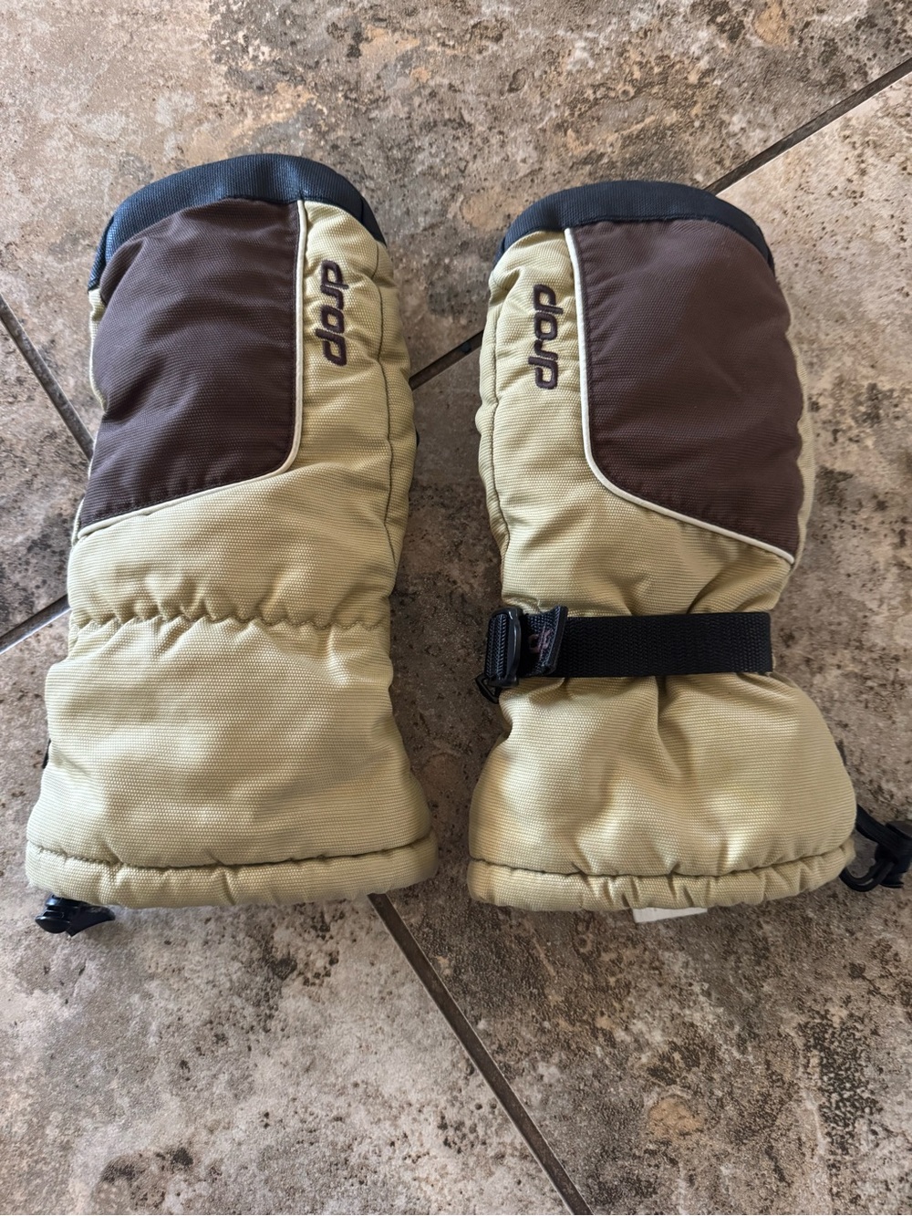 Drop unisex mittens tan and brown design with a black wrist strap. Men’s XL